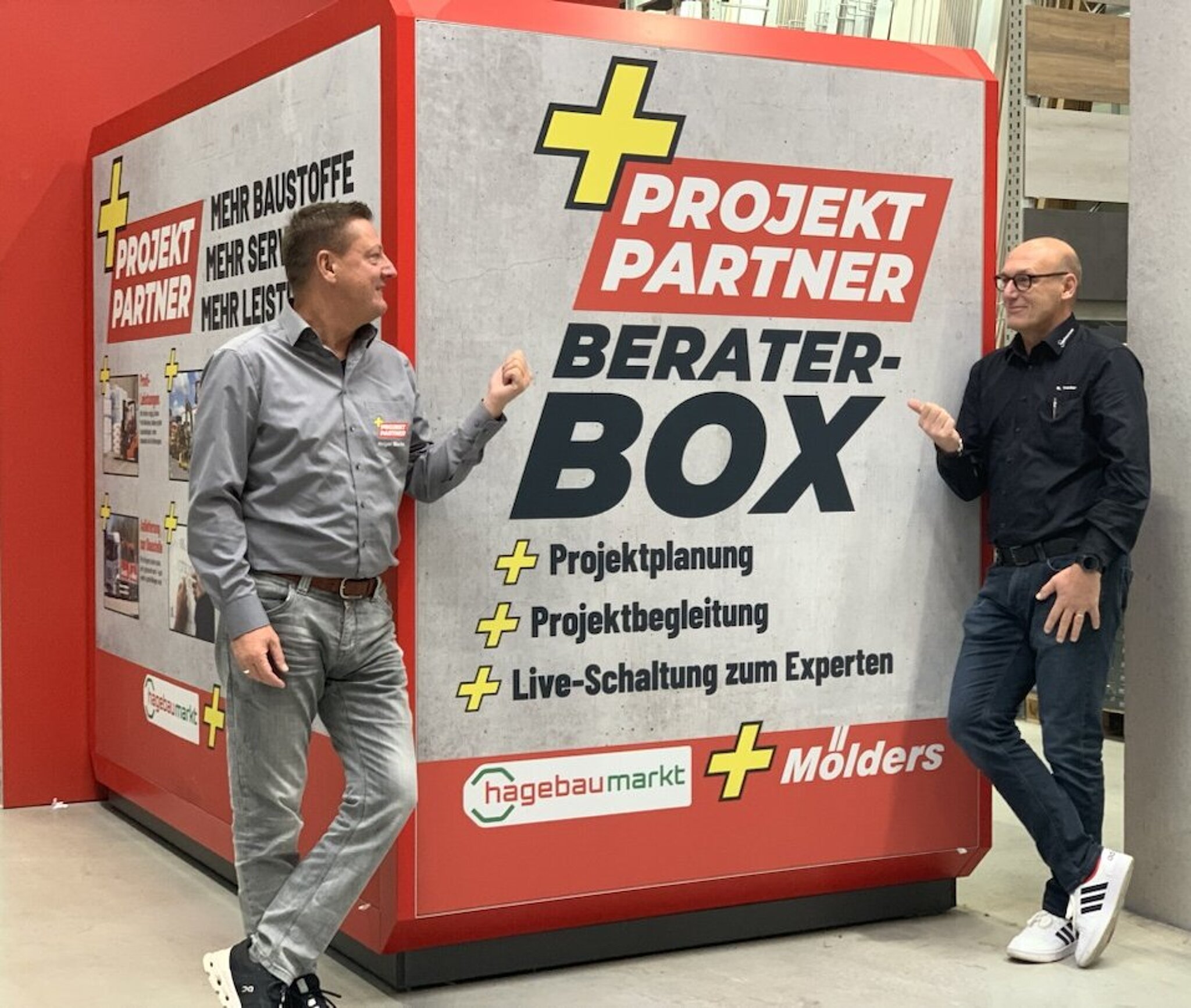 Projektberater Holger Macho und Gernot Treder vor einer Berater Box im hagebaumarkt Bad Bevensen