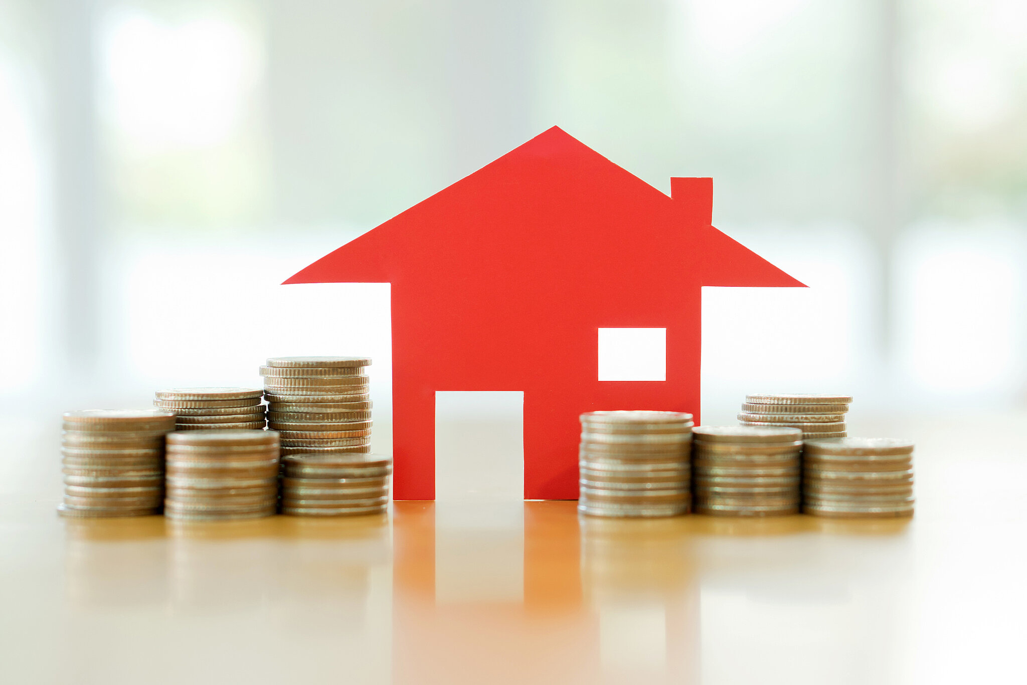 Hypotheken-Konzept mit Geld Haus von den Münzen