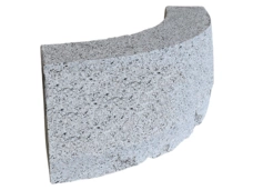 Granit Kurvenstein A4 12/15x25x78 cm grau, Außenradius, r= 4,00 m, Sicht- flächen gestockt, sonst gesägt oder gespalten, gem. DIN EN 1343