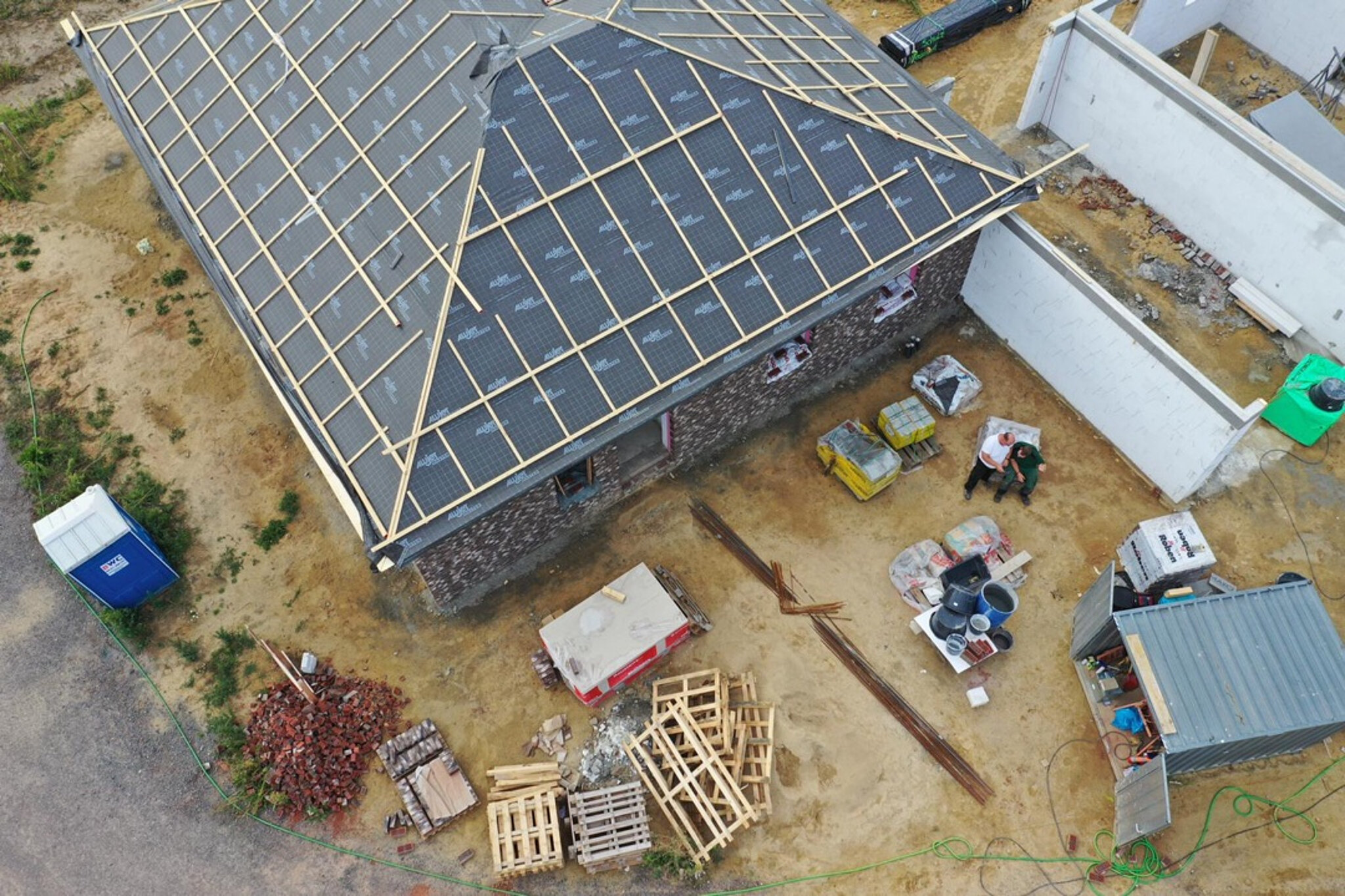 Vogelperspektive Neubau Einfamilienhaus mit Fassade ohne Dachziegel