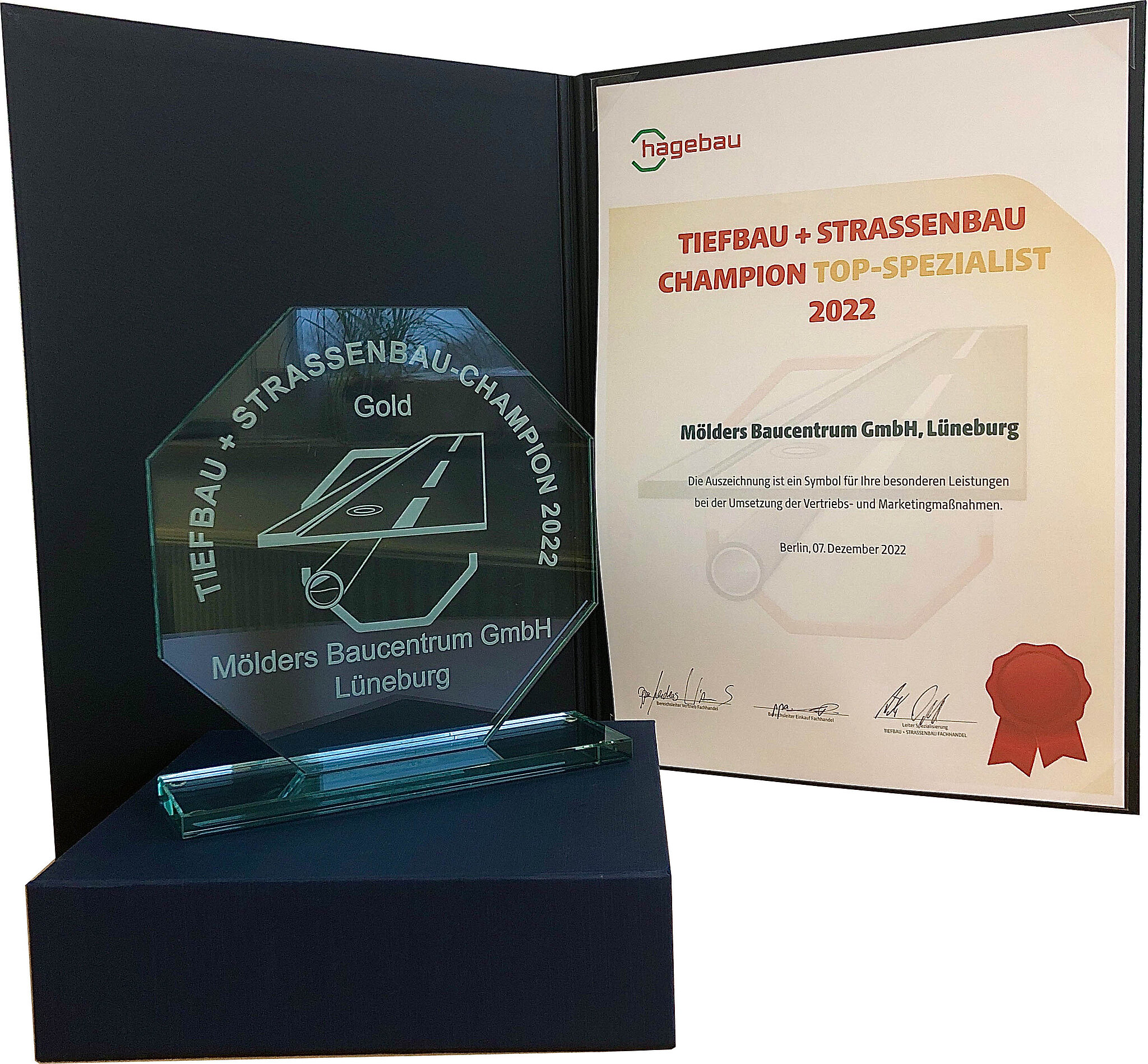 Auszeichnung Tiefbau + Straßenbau Champion mit Urkunde und Pokal