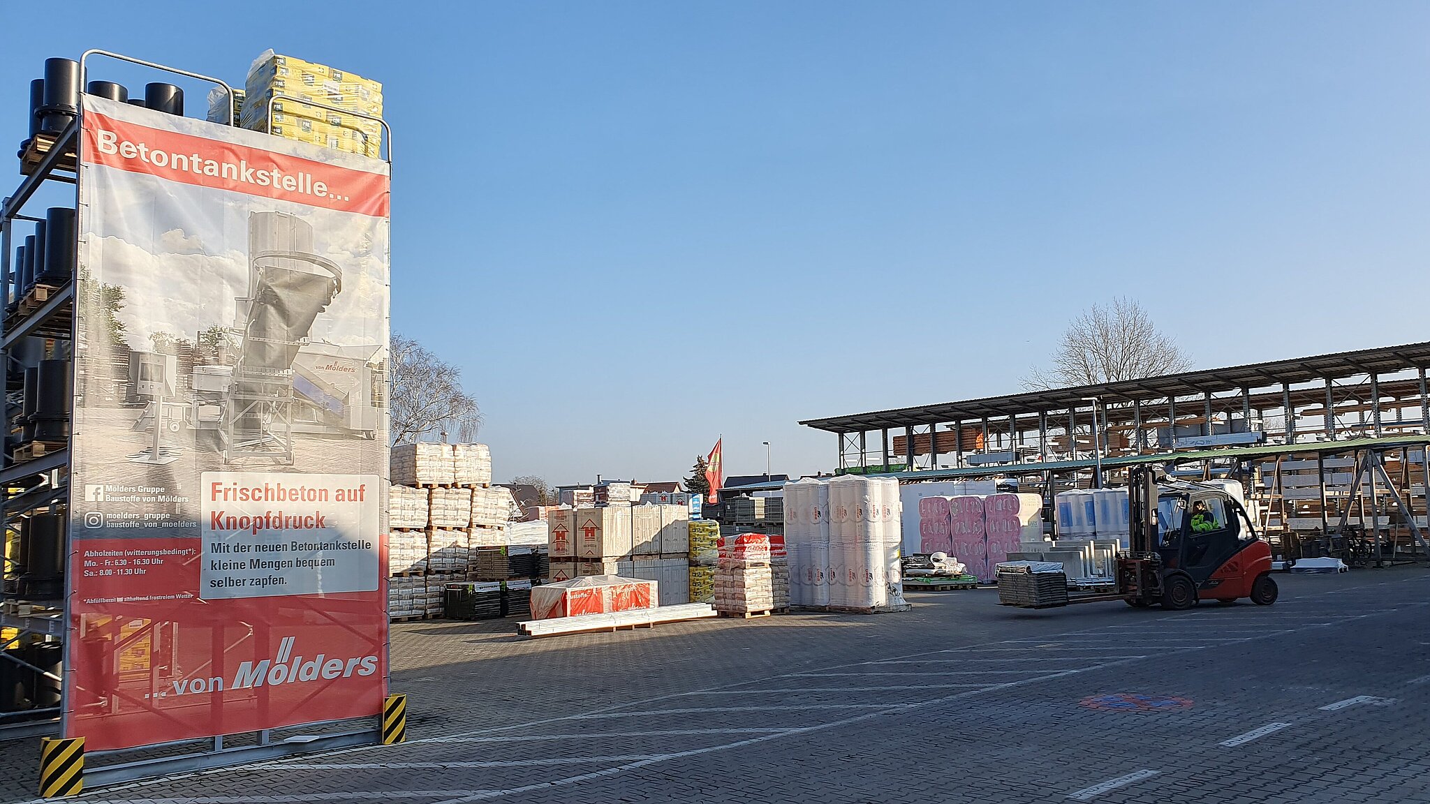 Standort Tangermünde Baucentrum Außenlager mit Betontankstellenbanner links
