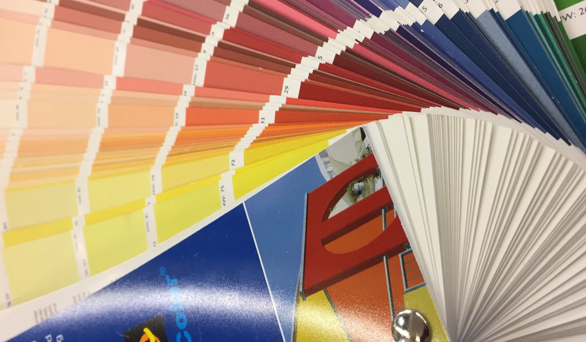 Servicebild Farbmusterkarten für die Farbmischmaschine