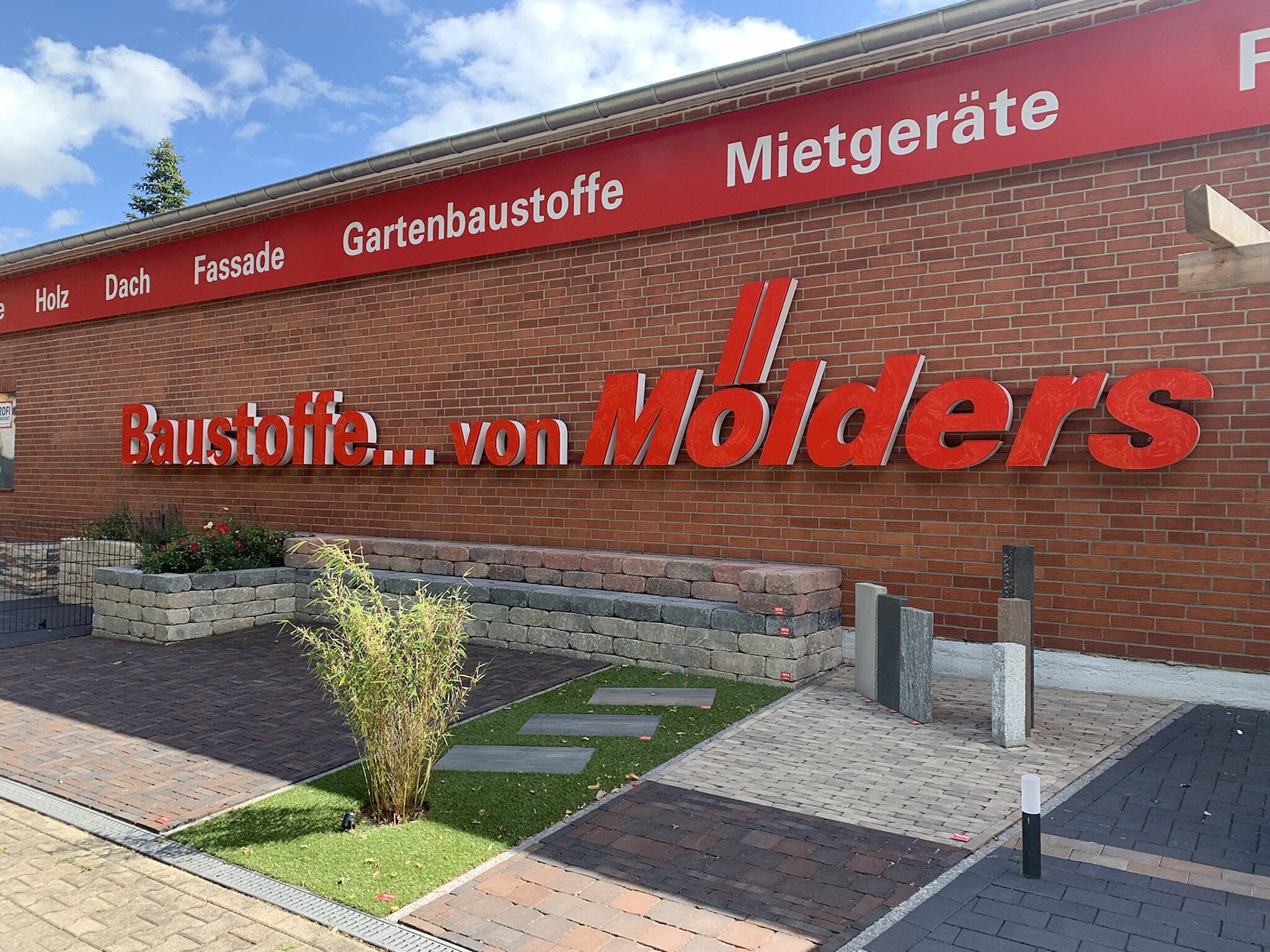 Außenfassade mit den Schriftzug "Baustoffe... von Mölders"
