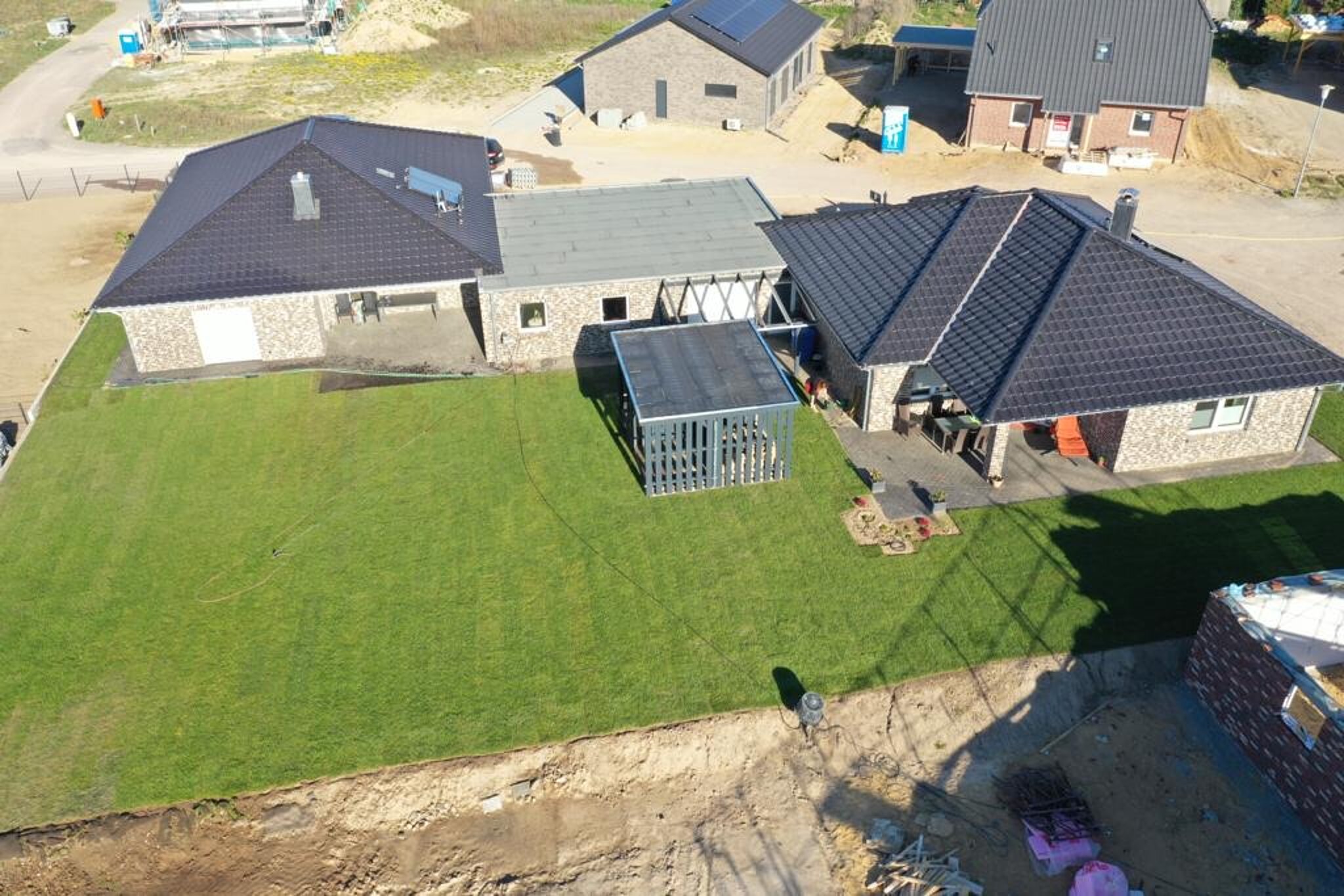Vogelperspektive Neubau Einfamilienhaus fertiger Bau mit Rasen