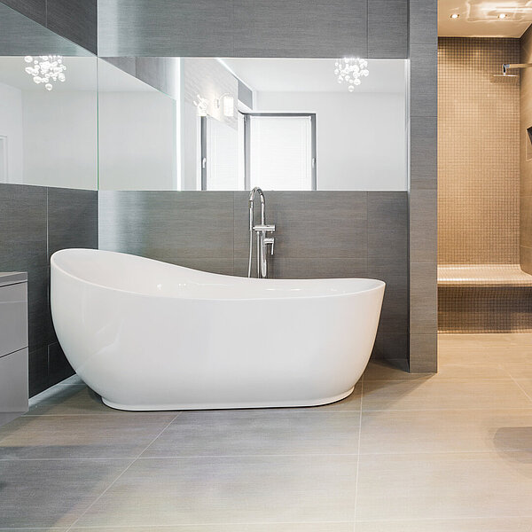 freistehende Badewanne in grauen modernen Badezimmer