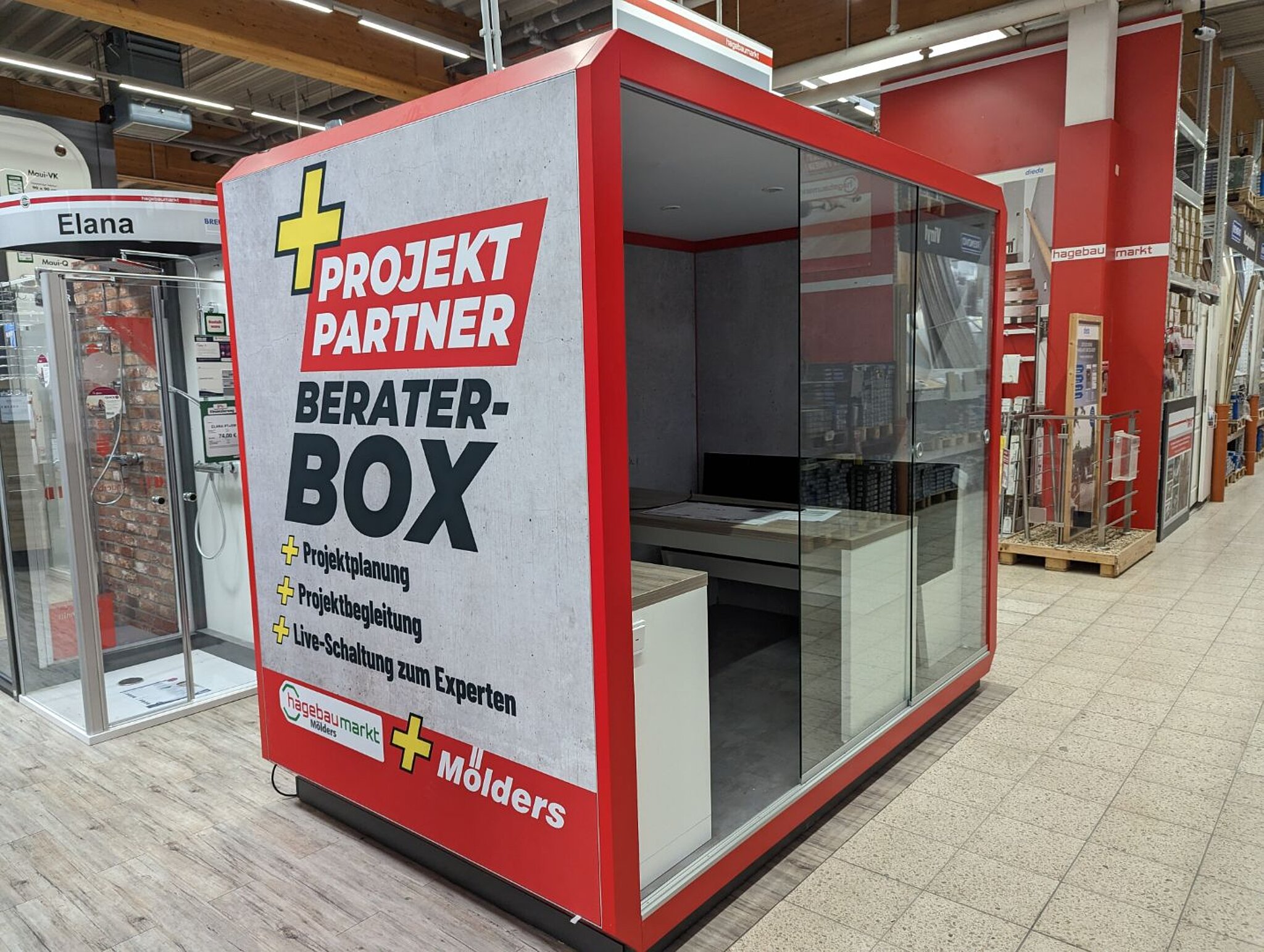 Minicontainer mit Glasfront, Sitzmöglichkeiten und der Überschrift "Projekt Partner Beraterbox"