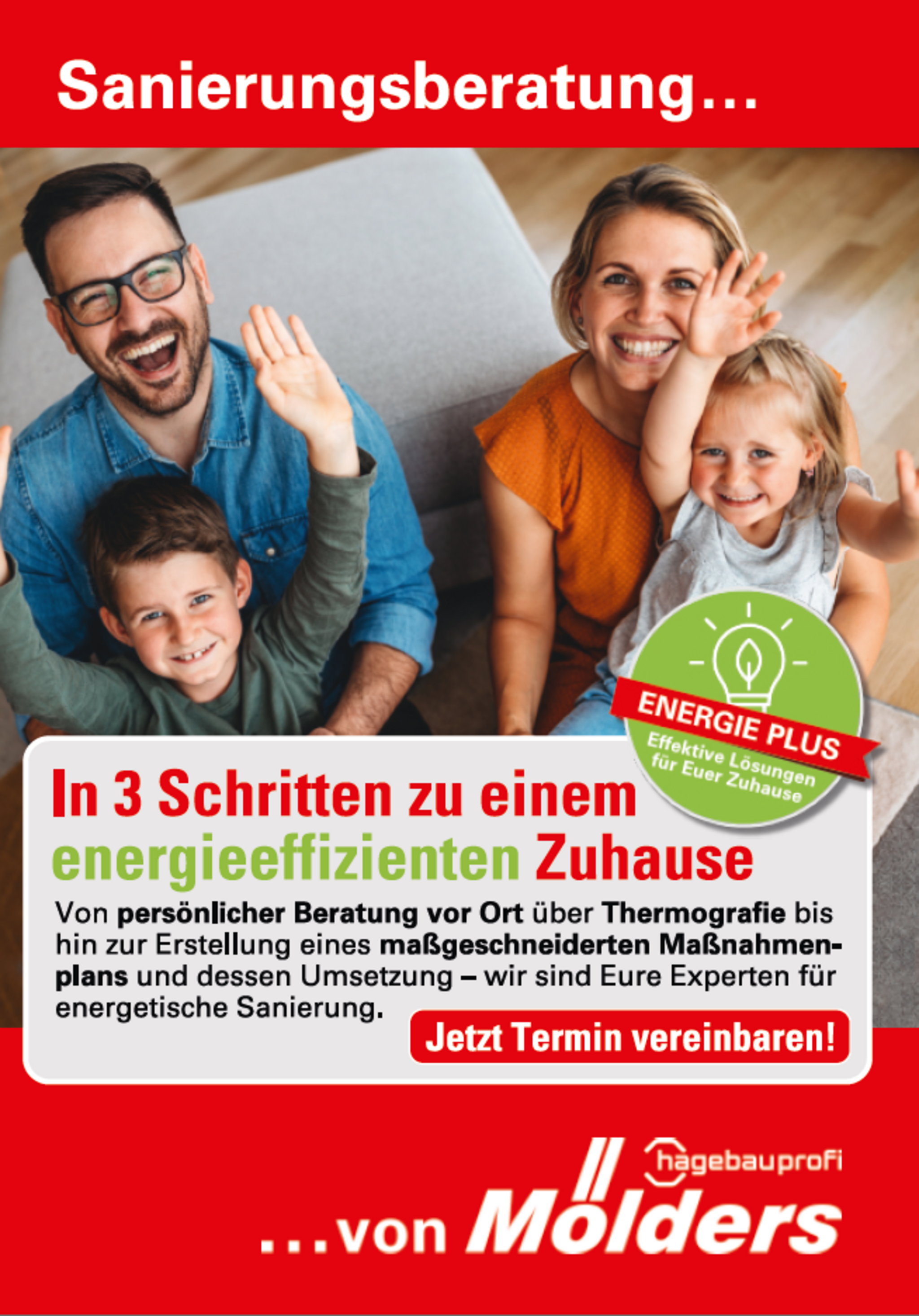 Titelbild vom Flyer zur Sanierungsberatung vom Mölders Baucentrum mit einer fröhlichen Familie und einem Energie Plus Symbol